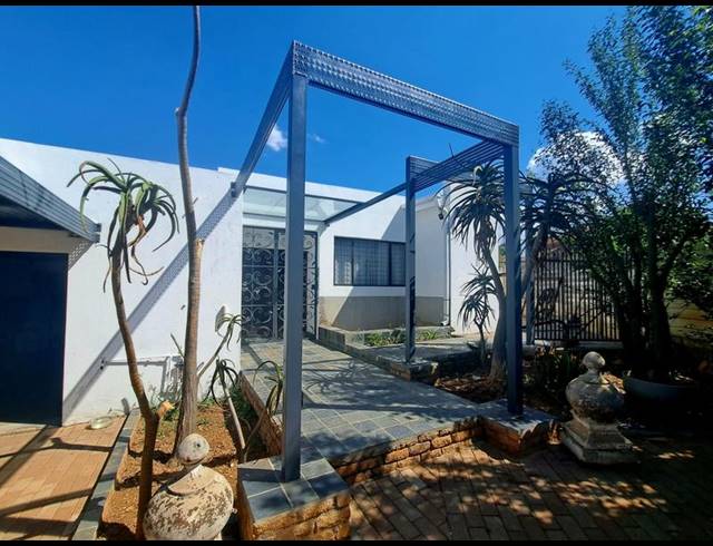 4 BEDROOM HOUSE FOR SALE IN HEUWELOORD